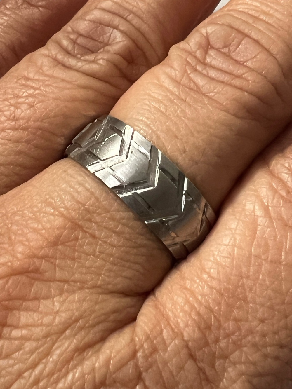 Mens Ring Size 10 Stainless Steel Geometric Chevron Engraved Band #1024